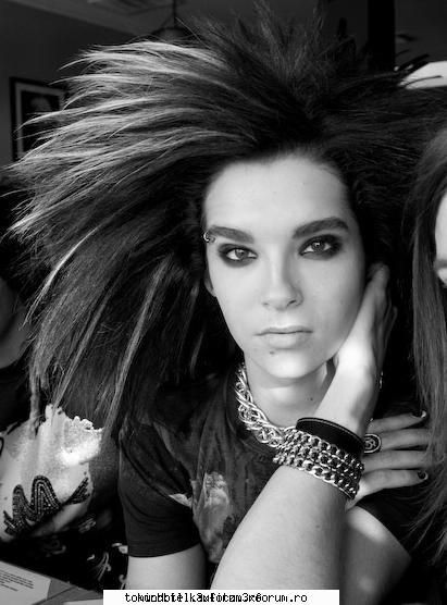 bill plange fanii sangereaza - Cu o voce trista si cu o privire rugatoare, Bill - Bill Kaulitz