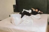 funny with bill - b: va astept in zimmer 483 ! veniti fetelor ! tot - Bill Kaulitz