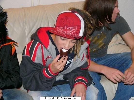 funny with tokio hotel - Bill-vai tom nu mai mank atata Tom-gura GUstav-nu - Tokio hotel