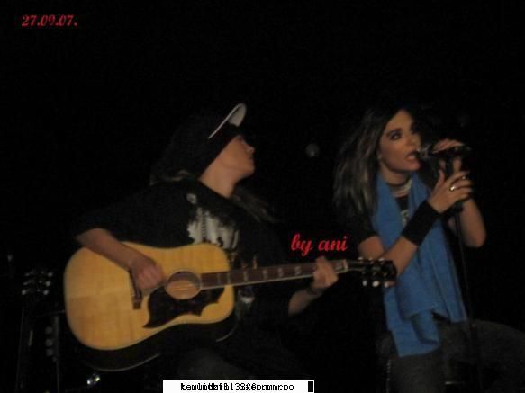 funny with twins kaulitz - bill:i jump for you....aaaaa rette mich tom iar - Kaulitz Twins