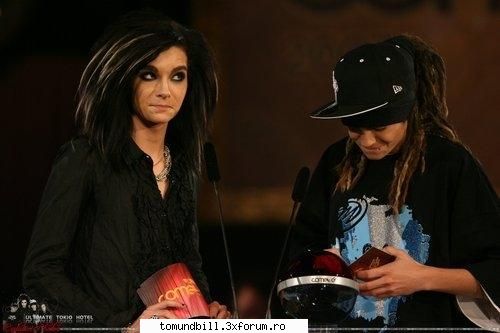 funny with twins kaulitz - tom: bey!!! kiar voi face crize...!!! unde dracu - Kaulitz Twins
